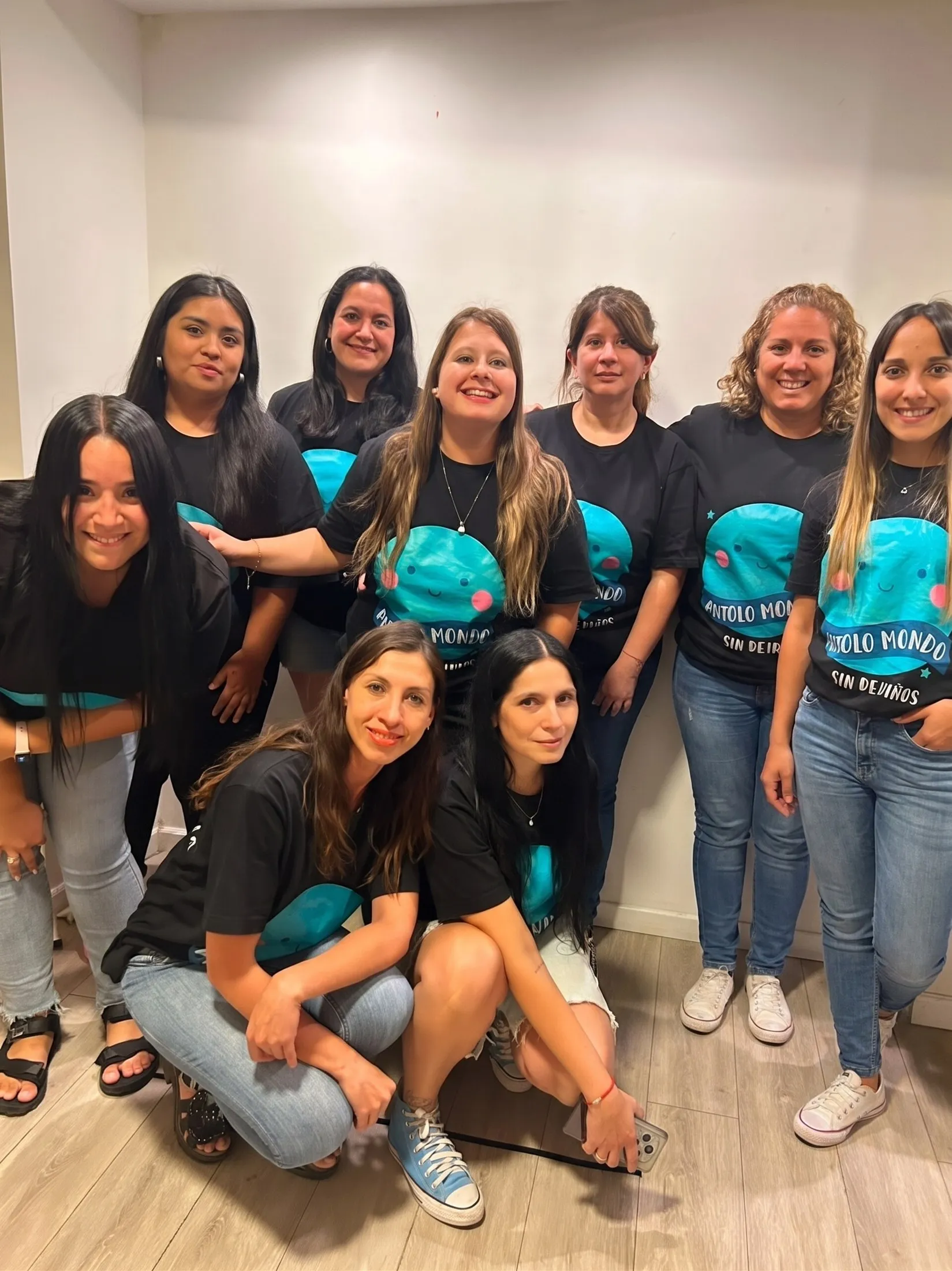 El equipo de Piccolo Mondo, con las remeras del jardín