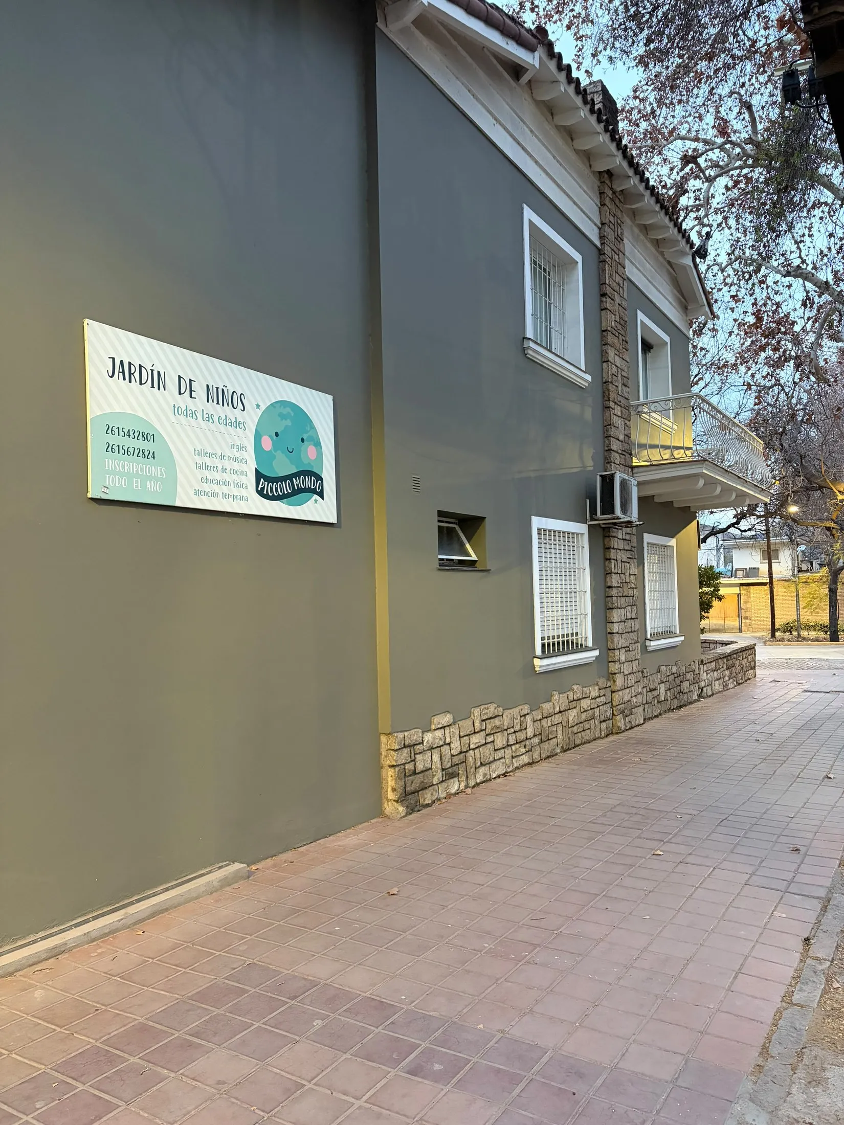 Fachada lateral de Tiburcio Benegas con el cartel del jardín