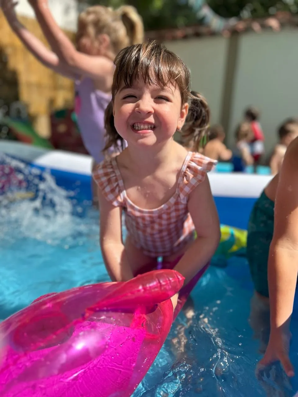 Una nena de la escuela de verano de Piccolo Mondo